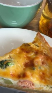 Koyu bir arka planda dönen masada tatlı bir turta. Yüksek kalite 4k görüntü