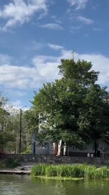 Bulutlu gökyüzü, nehir ve yeşil çayır arasındaki orman şeridi, akan bulutlarla geçen zaman. yol, nehir, gökyüzü, şehir, vilage