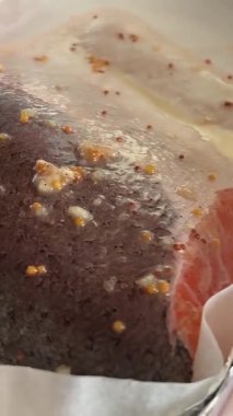 Yavaş Çekimde Baharat Karıştırılmış Somon Fileto Izgara Balık ve Ateşin Macro Dolly Çekimi. Yüksek kalite 4k görüntü