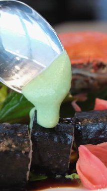 Zencefilli wasabi Japon Sushi Rolls-up 'ı hareket ediyor. Philadelphia 'da çeşit çeşit suşi. Wasabi, zencefil, kaydırma hareketi. Yüksek kaliteli FullHD görüntüler
