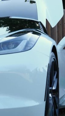 Genç, gülümseyen kızıl saçlı kadın arabasında cep telefonu kullanıyor. Yüksek kalite 4k görüntü