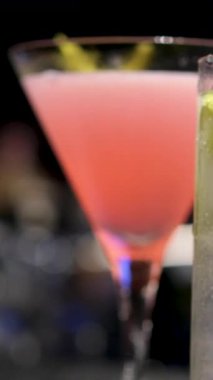 Ananas Mojito, ferahlatıcı bir yaz içeceği, tatlı ananası nane ve limonla harmanlıyor. Sıcak günler için mükemmel, bu tropikal içecek lezzetli, meyveli bir karışım sunuyor, yaz sıcağında serinlemek için ideal.. 