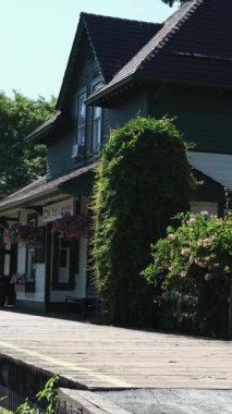 İstasyon tren istasyonları yeşillikler. Yüksek kalite 4k görüntü