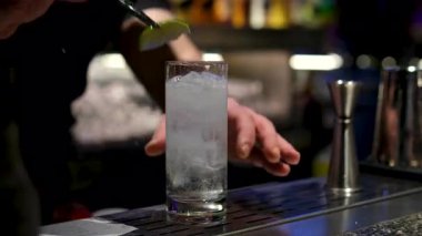 Barmen bir gece kulübündeki bir partide kokteyl hazırlıyor. Yüksek kalite 4k görüntü