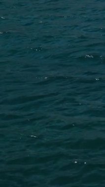 Doğa videosu İnanılmaz Mavi Okyanus Dalgası Yukarıdan Aşağıya Havadan Görüntü. Profesyonel görüntü 4K ProRes Doğa ve Seyahat Merkezi konsepti. Yüksek kalite 4k görüntü