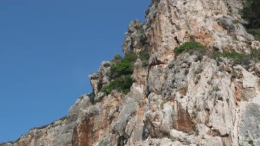 Kırsal alanda yemyeşil yemyeşil kayalık arazi keşfi. Yüksek kalite 4k görüntü