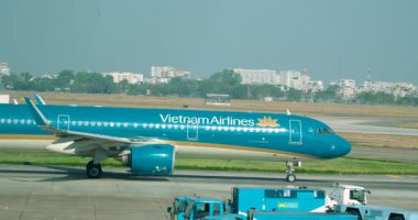  Vietnam Havayolları Boeing 787. Ağır Yolcu Jeti kokpiti apron gecesinde Zürih Havaalanı İsviçre 'nin ön tarafına park etti. Katar Doha 02.17.2025