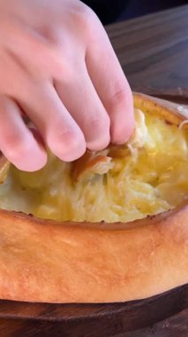 Ajarian khachapuri yumurtalı Gürcü peynirli turta. Yüksek kalite 4k görüntü