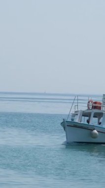 Yunan Adaları Cenneti: Güneş, Kum ve Deniz Soluk Kesen Sahil Manzarası Ege 'nin Idyllic Splendor' unda Yakalandı. Yüksek kalite 4k görüntü