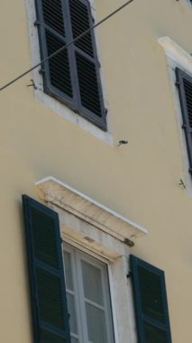 Korfu Yunanistan 'da Liston Caddesi, Ünlü Turist Yolu' nda Yürüyen İnsanlar. Korfu, Yunanistan 