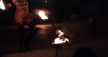 Ateş gösterisi. Bir grup profesyonel sanatçı çeşitli yangın tesislerini icra ediyor. Erkekler ve kızlar parkta gece vakti ateşle dans ederlerdi. Yüksek kaliteli FullHD görüntüler