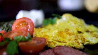 Omlet sosisli, domatesli makarna pesto ve tabakta feta öğle yemeği siyah tabaklar. Yüksek kalite 4k görüntü