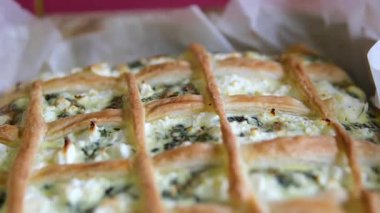 İtalyan peynirli ıspanaklı ıspanaklı turta. Yüksek kalite 4k görüntü