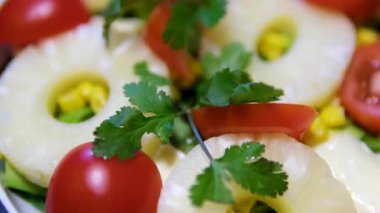Diyet, sağlık ve beslenme hazırlamak için mutfakta çiftlerin yemek, yemek ve elleri bir arada. Salatada salatalık ve ananas kesen insanların malzemeleri, tarifi ya da sağlığı..