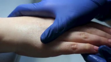 Spa salonunda el masajı. Güzellik salonunda el bakımı. Kaplıca salonunda parmaklarına ve bileğine masaj yap. Spa manikür prosedürü. Yüksek kalite 4k görüntü