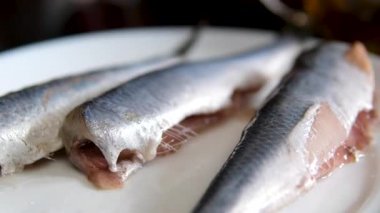 Yemek pişirme işlemi. Bir tabak Norveç usulü taze ringa balığı koy. Yüksek kalite 4k görüntü