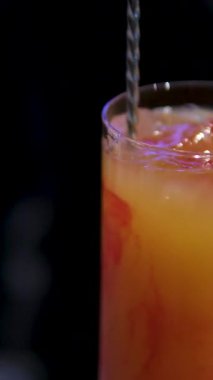 Barmen tarafından hazırlanan kokteyl bardaklarının yakın çekimi. Barmenin hazırladığı kokteyller. Barda kokteyl hazırlıyorum. Yüksek kalite 4k görüntü