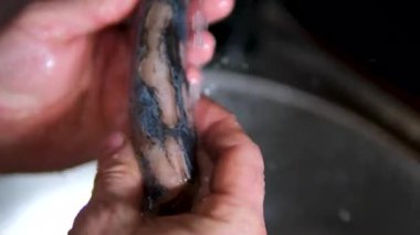 Yemek pişirme işlemi. Bir tabak Norveç usulü taze ringa balığı koy. Yüksek kalite 4k görüntü