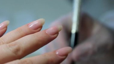 Adım adım Nails manikür detayı dosya ya da fırça ögesi ile. Manikür tedavisi. El Spa 'sı. Güzel bir tırnak bakımı süreci. Ustanın tüm eylemleri