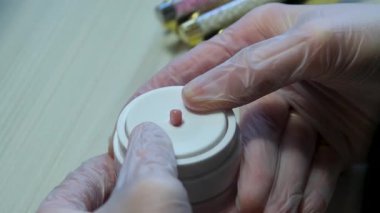 Adım adım Nails manikür detayı dosya ya da fırça ögesi ile. Manikür tedavisi. El Spa 'sı. Güzel bir tırnak bakımı süreci. Ustanın tüm eylemleri