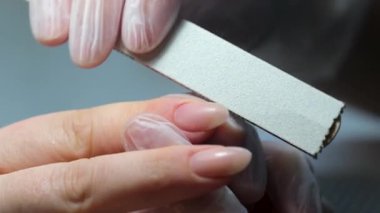 Adım adım Nails manikür detayı dosya ya da fırça ögesi ile. Manikür tedavisi. El Spa 'sı. Güzel bir tırnak bakımı süreci. Ustanın tüm eylemleri