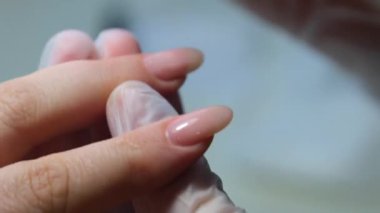 Adım adım Nails manikür detayı dosya ya da fırça ögesi ile. Manikür tedavisi. El Spa 'sı. Güzel bir tırnak bakımı süreci. Ustanın tüm eylemleri