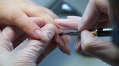 Adım adım Nails manikür detayı dosya ya da fırça ögesi ile. Manikür tedavisi. El Spa 'sı. Güzel bir tırnak bakımı süreci. Ustanın tüm eylemleri