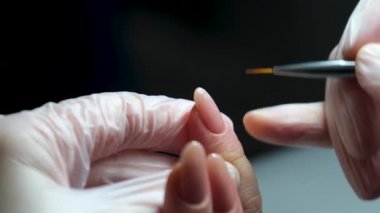 Adım adım Nails manikür detayı dosya ya da fırça ögesi ile. Manikür tedavisi. El Spa 'sı. Güzel bir tırnak bakımı süreci. Ustanın tüm eylemleri