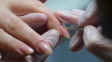 Adım adım Nails manikür detayı dosya ya da fırça ögesi ile. Manikür tedavisi. El Spa 'sı. Güzel bir tırnak bakımı süreci. Ustanın tüm eylemleri