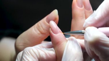 Adım adım Nails manikür detayı dosya ya da fırça ögesi ile. Manikür tedavisi. El Spa 'sı. Güzel bir tırnak bakımı süreci. Ustanın tüm eylemleri