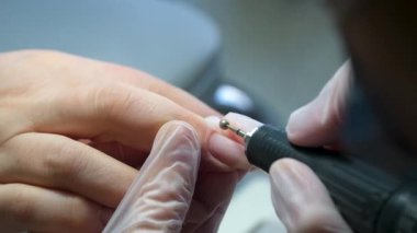 Adım adım Nails manikür detayı dosya ya da fırça ögesi ile. Manikür tedavisi. El Spa 'sı. Güzel bir tırnak bakımı süreci. Ustanın tüm eylemleri