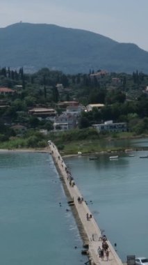 Yunanistan Korfu Adası 'ndaki dağ gölünün üzerindeki köprü. Yüksek kalite 4k görüntü