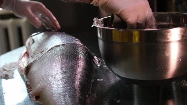 Somon fileto. Somon filetosu dilimlenir ve istiflenir. Somon balığı olarak tazelik ve bolluk kavramı sağlıklı ve besleyici bir besin kaynağıdır..