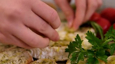 Bir el işi peynir fabrikasında çalışan bir işçi peynirin üzerine yumuşak peynir üretiyor. Camembert, Yemek pişirme süreci, adım adım