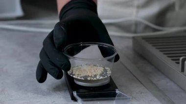 Kauçuk eldivenli, tanınmayan kadın fabrika işçilerinin elleri geleneksel peynir yapan mozzarella ve kakovala peynirinin seri üretimini esnetiyor. Yüksek kalite 4k