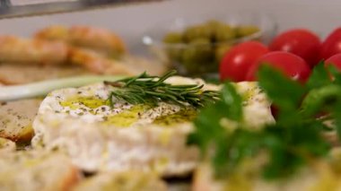 Bir el işi peynir fabrikasında çalışan bir işçi peynirin üzerine yumuşak peynir üretiyor. Camembert, Yemek pişirme süreci, adım adım