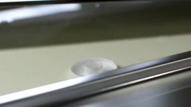 Kauçuk eldivenli, tanınmayan kadın fabrika işçilerinin elleri geleneksel peynir yapan mozzarella ve kakovala peynirinin seri üretimini esnetiyor. Yüksek kalite 4k