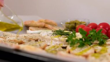 Bir el işi peynir fabrikasında çalışan bir işçi peynirin üzerine yumuşak peynir üretiyor. Camembert, Yemek pişirme süreci, adım adım