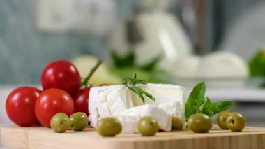 Bir el işi peynir fabrikasında çalışan bir işçi peynirin üzerine yumuşak peynir üretiyor. Camembert, Yemek pişirme süreci, adım adım