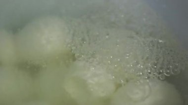 Kauçuk eldivenli, tanınmayan kadın fabrika işçilerinin elleri geleneksel peynir yapan mozzarella ve kakovala peynirinin seri üretimini esnetiyor. Yüksek kalite 4k