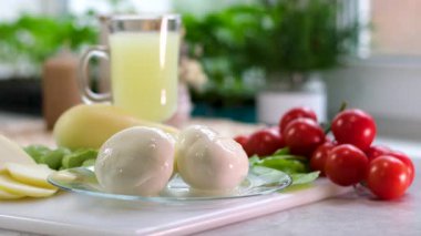 Kauçuk eldivenli, tanınmayan kadın fabrika işçilerinin elleri geleneksel peynir yapan mozzarella ve kakovala peynirinin seri üretimini esnetiyor. Yüksek kalite 4k