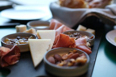 Şarküteri tahtası. Salamlı, jambonlu, jambonlu ve peynirli et ve peynir aperatifleri. Yüksek kalite fotoğraf