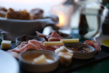 Peynir, et, üzüm ve zeytinli antipasto. Tabakta aperatif seçimi. Kopyalama alanı olan üst görünüm. Düz yatıyordu. Yüksek kalite fotoğraf