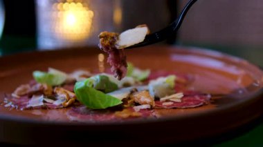 Rozetli ve balzamik soslu Carpaccio. Restorandaki güzel yemek. Restoranda güzel bir carpaccio servisi. Bir tabak carpaccio. Yüksek kalite 4k görüntü