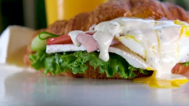 Yumurta, Avokado ve somonla yapılmış lezzetli kruvasan sandviçi geleneksel Fransız mutfağı, Fransa kahvesi, sabah kahvaltısı menüsü. - Evet. Yüksek kalite 4k görüntü