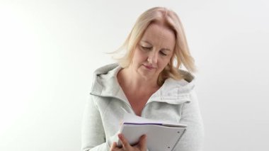 Kapanış melez iş kadını elleri iş yerindeki not defterine not alıyor. Bilinmeyen kadın girişimci günlük defterine yazı çizelgesi. Defterde yazılar çakışıyor. Yüksek kalite 4k