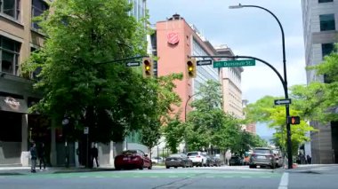 Şehirdeki İngiliz Kolombiyası 'nın gerçek hayatı turistlerin ilgisini çekiyor. Evler, gökdelenler, şehir merkezindeki marina. Vancouver Kanada