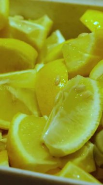 Beyaz bir bez üzerinde boş bardak setinin yanında bir tepsi limon dilimi. Yüksek kalite 4k görüntü