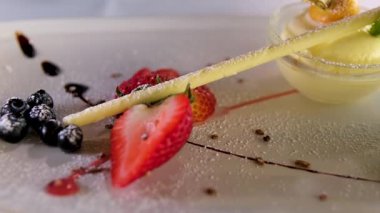 Lezzetli şekerleme ürünlerinin çeşitliliği. Üst manzara, rotasyon. Tatlı masası. Yüksek kalite 4k görüntü