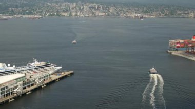 Şehirdeki İngiliz Kolombiyası 'nın gerçek hayatı turistlerin ilgisini çekiyor. Evler, gökdelenler, şehir merkezindeki marina. Vancouver Kanada